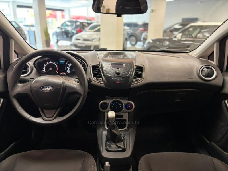 FORD FIESTA 1.5 SE HATCH 16V 2014/2015 LUIGGI AUTOMÓVEIS CARLOS BARBOSA / Carros no Vale