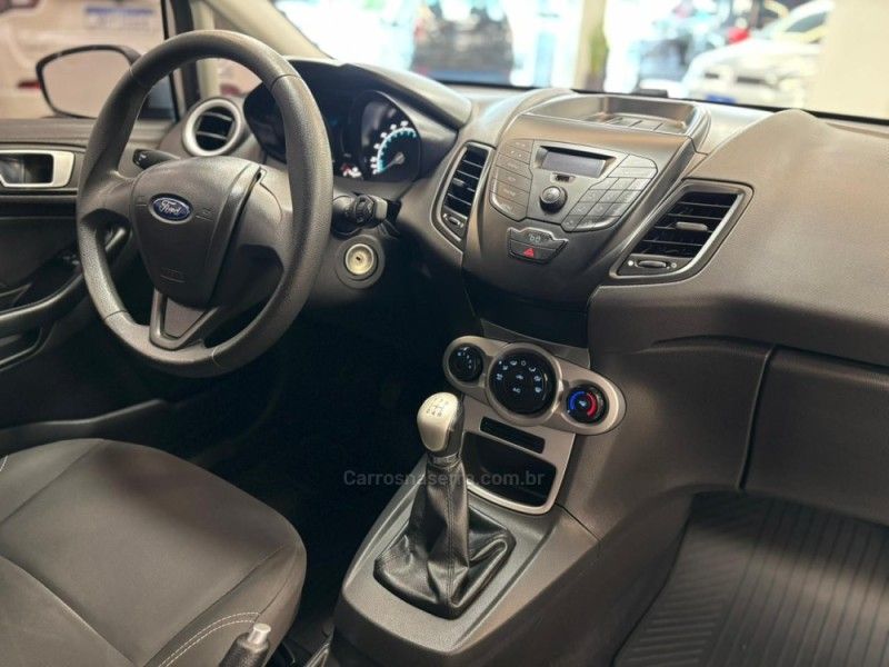 FORD FIESTA 1.5 SE HATCH 16V 2014/2015 LUIGGI AUTOMÓVEIS CARLOS BARBOSA / Carros no Vale