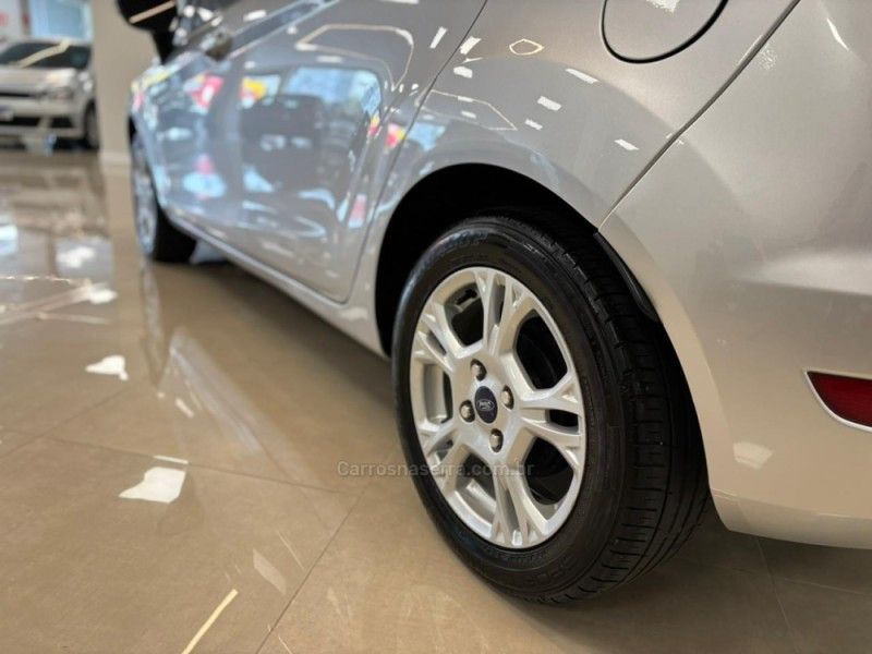 FORD FIESTA 1.5 SE HATCH 16V 2014/2015 LUIGGI AUTOMÓVEIS CARLOS BARBOSA / Carros no Vale