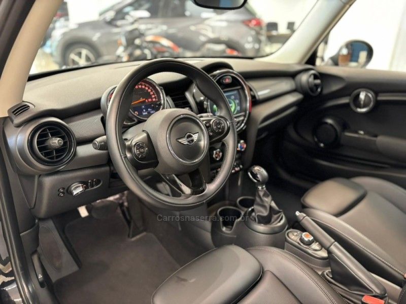 MINI COOPER 1.5 12V TURBO 2017/2018 LUIGGI AUTOMÓVEIS CARLOS BARBOSA / Carros no Vale