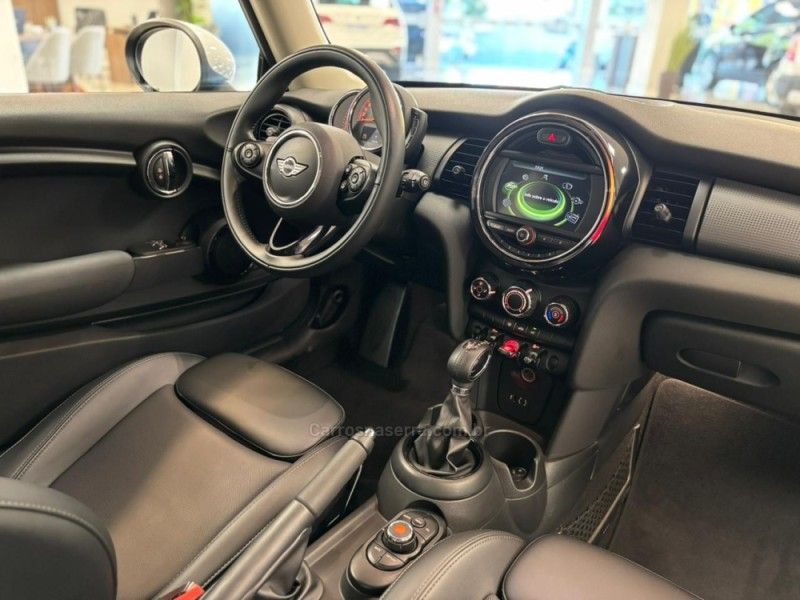 MINI COOPER 1.5 12V TURBO 2017/2018 LUIGGI AUTOMÓVEIS CARLOS BARBOSA / Carros no Vale