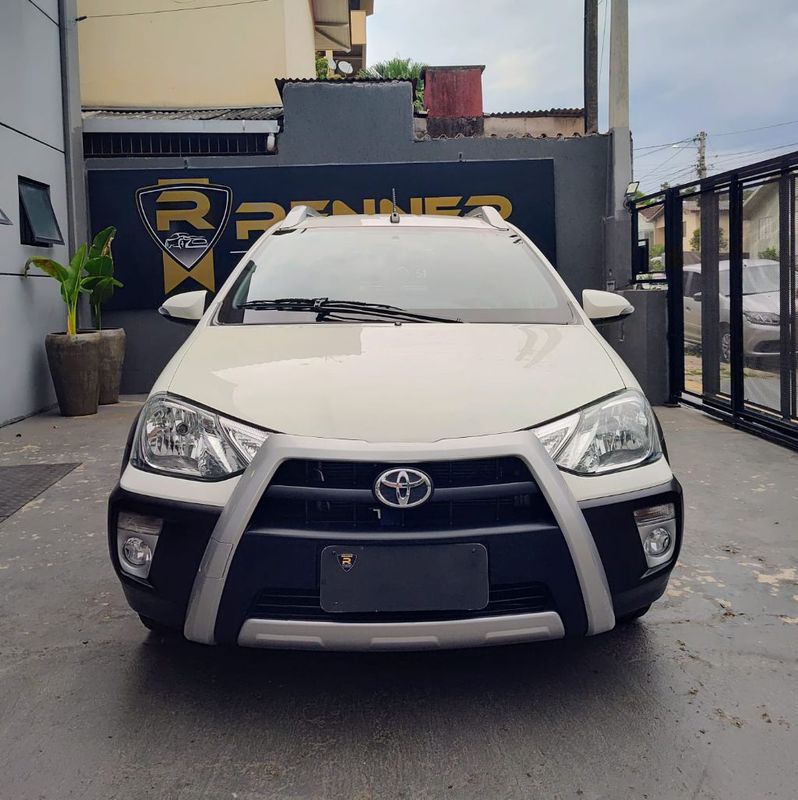 Toyota ETIOS CROSS 1.5 16V Mec. 2016/2017 RENNER AUTOMÓVEIS LAJEADO / Carros no Vale