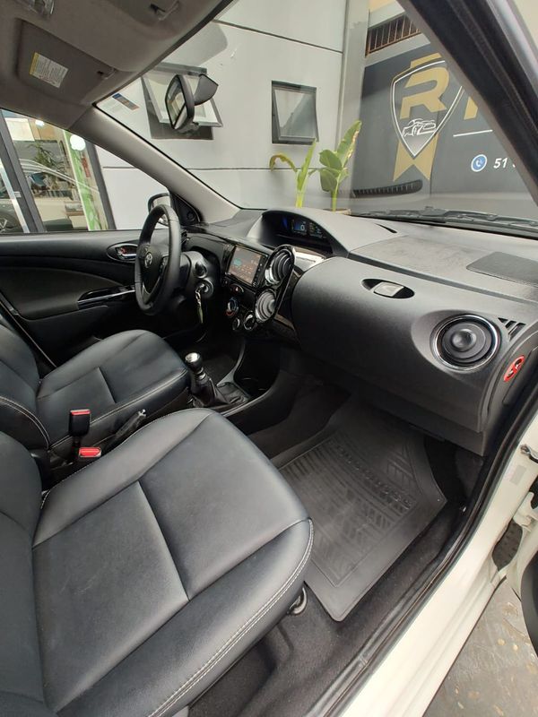 Toyota ETIOS CROSS 1.5 16V Mec. 2016/2017 RENNER AUTOMÓVEIS LAJEADO / Carros no Vale