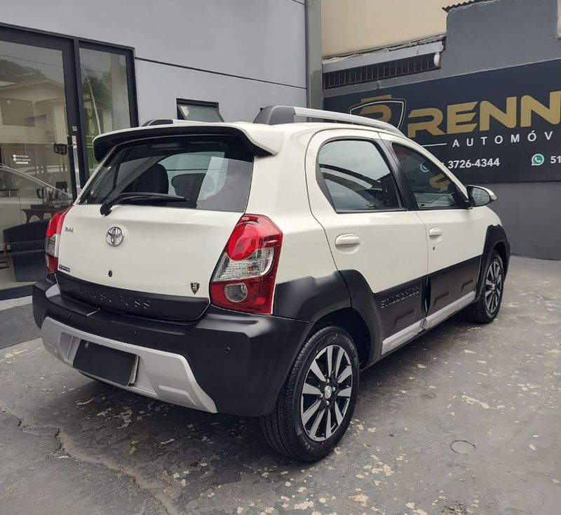 Toyota ETIOS CROSS 1.5 16V Mec. 2016/2017 RENNER AUTOMÓVEIS LAJEADO / Carros no Vale