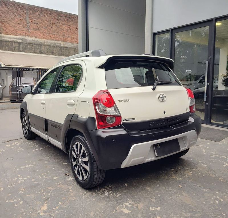 Toyota ETIOS CROSS 1.5 16V Mec. 2016/2017 RENNER AUTOMÓVEIS LAJEADO / Carros no Vale
