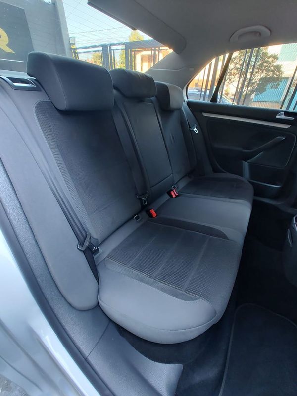 VOLKSWAGEN JETTA 2.5 20V 150/170cv Tiptronic 2008/2009 RENNER AUTOMÓVEIS LAJEADO / Carros no Vale