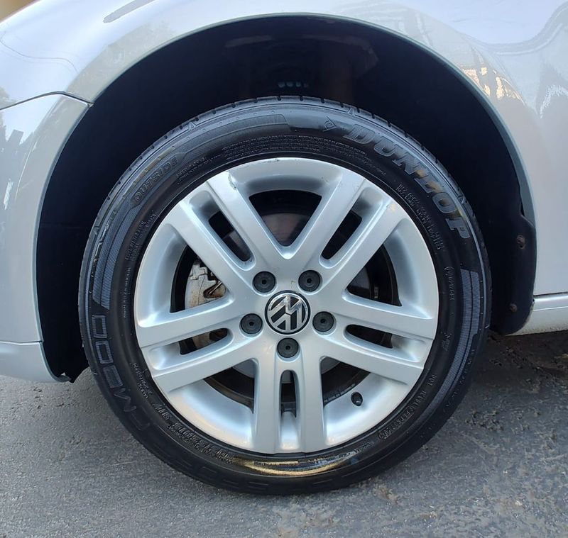 VOLKSWAGEN JETTA 2.5 20V 150/170cv Tiptronic 2008/2009 RENNER AUTOMÓVEIS LAJEADO / Carros no Vale