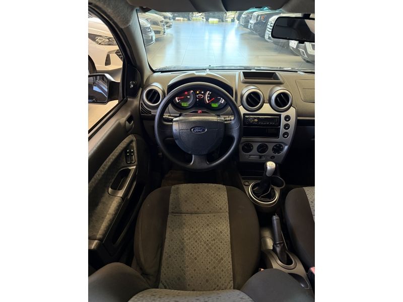 FORD FIESTA 1.0 ROCAM HATCH 8V 2013/2014 LEHMEN VEÍCULOS VENÂNCIO AIRES / Carros no Vale