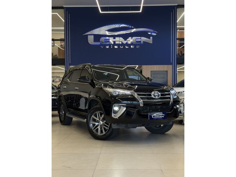 TOYOTA HILUX SW4 2.8 SRX 4X4 16V TURBO INTERCOOLER 2019/2019 LEHMEN VEÍCULOS VENÂNCIO AIRES / Carros no Vale