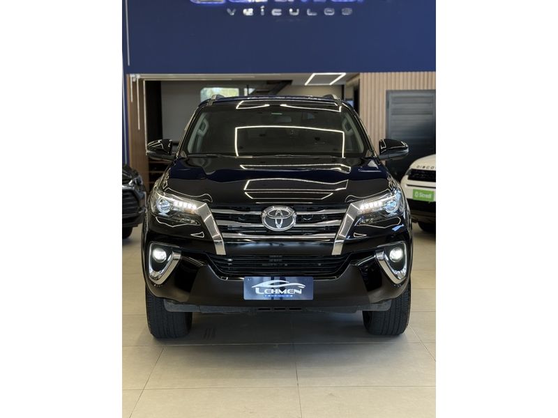 TOYOTA HILUX SW4 2.8 SRX 4X4 16V TURBO INTERCOOLER 2019/2019 LEHMEN VEÍCULOS VENÂNCIO AIRES / Carros no Vale