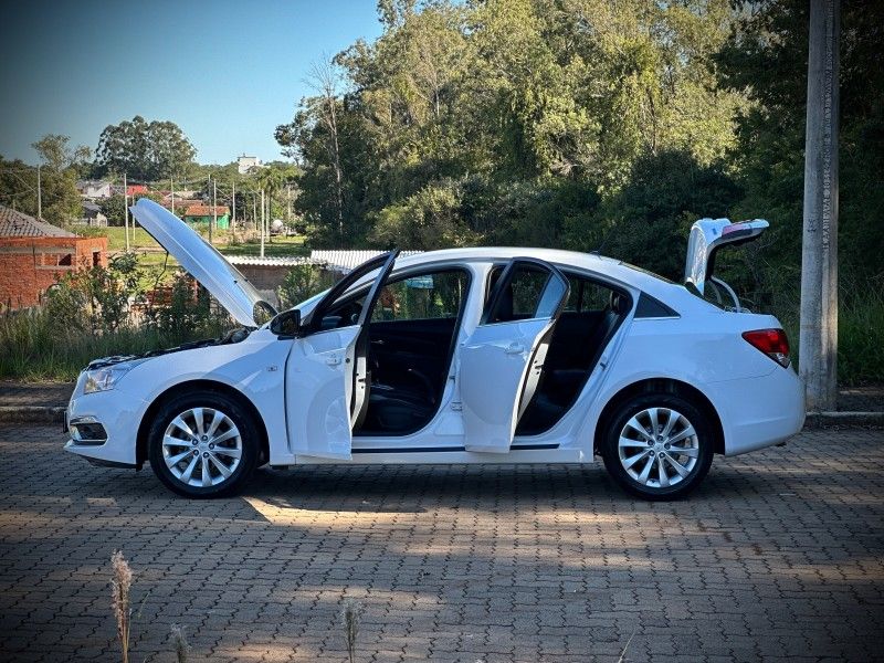 Chevrolet CRUZE SEDAN LT 1.8 2015 NEUMANN VEÍCULOS ARROIO DO MEIO / Carros no Vale