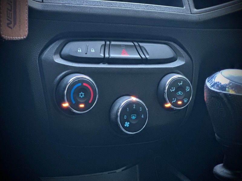 Chevrolet ONIX LT 1.0 2017 NEUMANN VEÍCULOS ARROIO DO MEIO / Carros no Vale