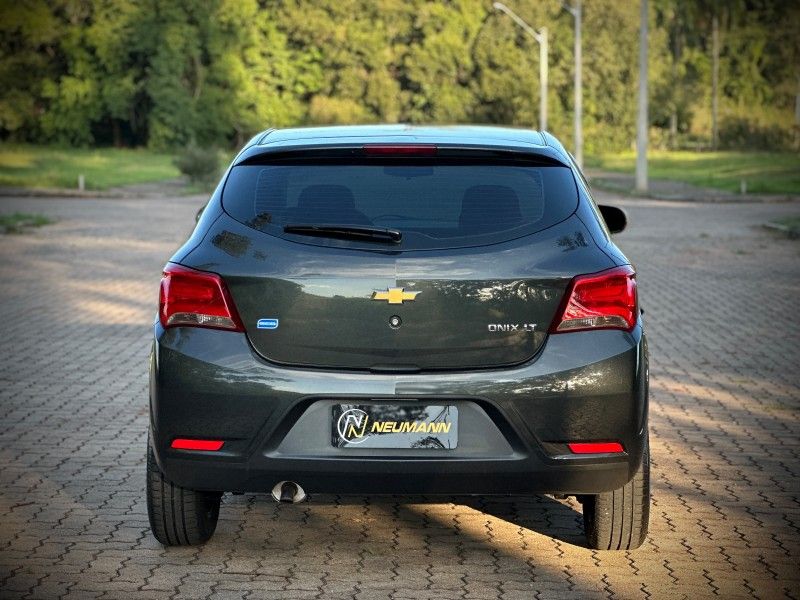 Chevrolet ONIX LT 1.0 2017 NEUMANN VEÍCULOS ARROIO DO MEIO / Carros no Vale