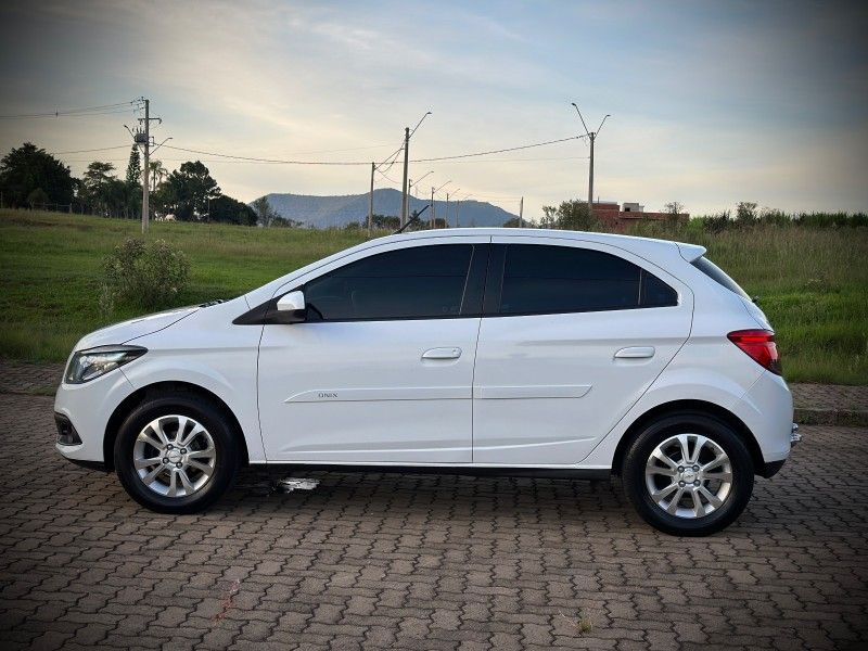 Chevrolet ONIX LT 1.4 2013 NEUMANN VEÍCULOS ARROIO DO MEIO / Carros no Vale