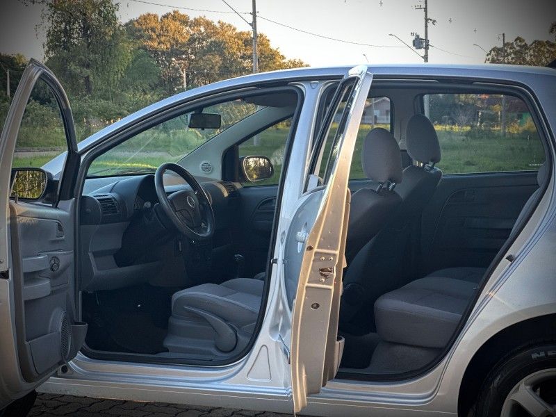 Volkswagen FOX PLUS 1.6 2009 NEUMANN VEÍCULOS ARROIO DO MEIO / Carros no Vale
