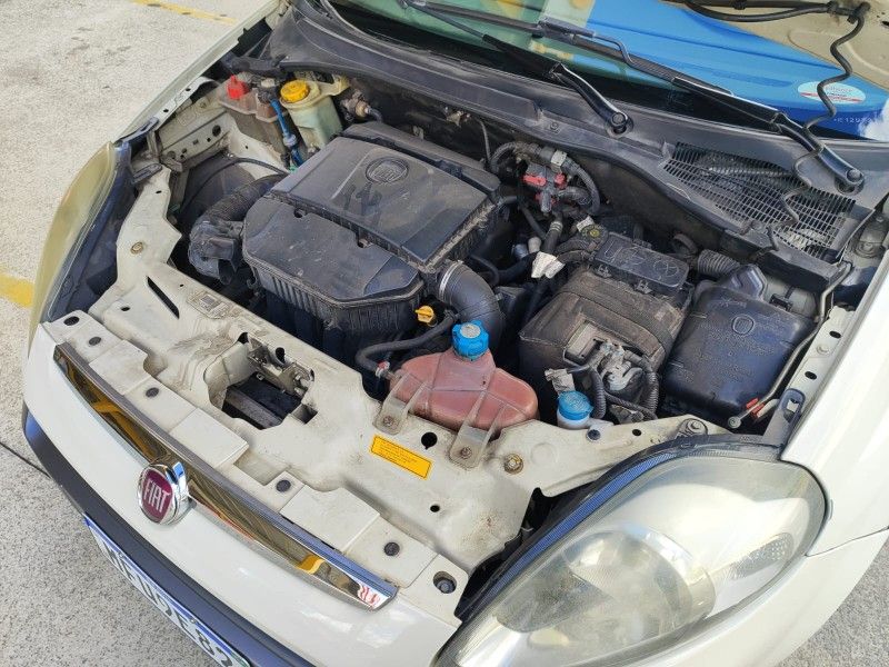 FIAT PUNTO 1.6 ESSENCE 16V 2014/2014 HUBNER MULTIMARCAS FARROUPILHA / Carros no Vale