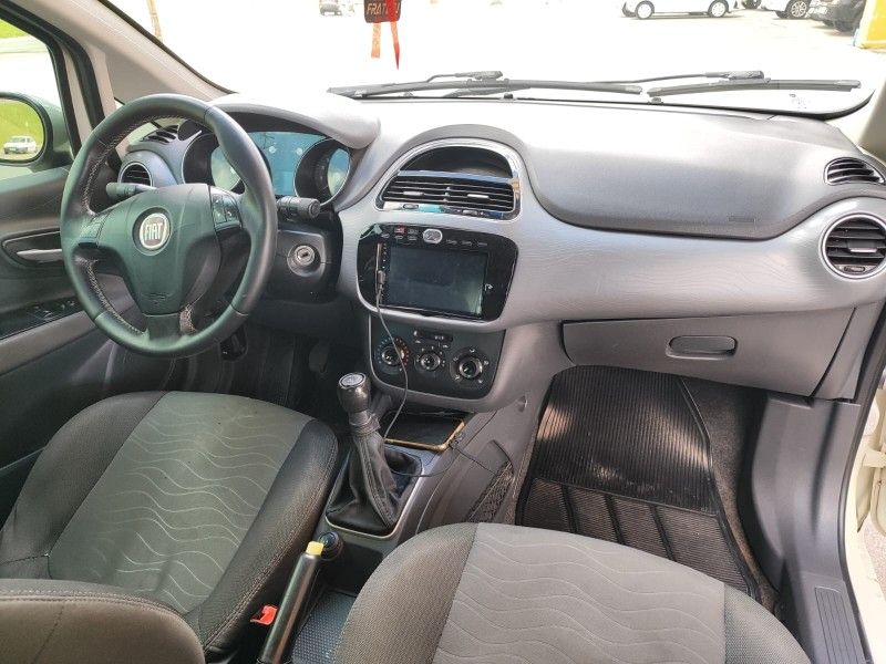 FIAT PUNTO 1.6 ESSENCE 16V 2014/2014 HUBNER MULTIMARCAS FARROUPILHA / Carros no Vale