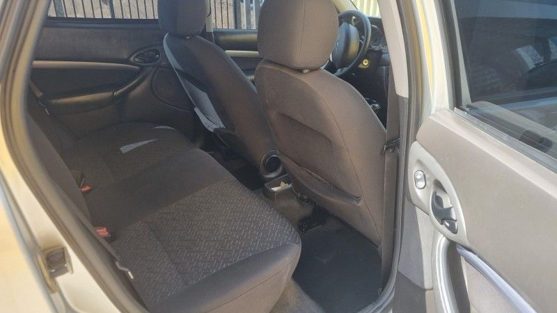 FORD FOCUS 1.6 GLX 8V 2007/2008 HUBNER MULTIMARCAS FARROUPILHA / Carros no Vale