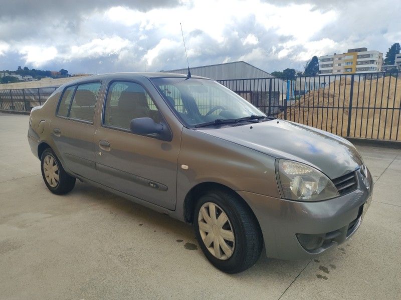 RENAULT CLIO 1.0 AUTHENTIQUE SEDAN 16V 2004/2005 HUBNER MULTIMARCAS FARROUPILHA / Carros no Vale