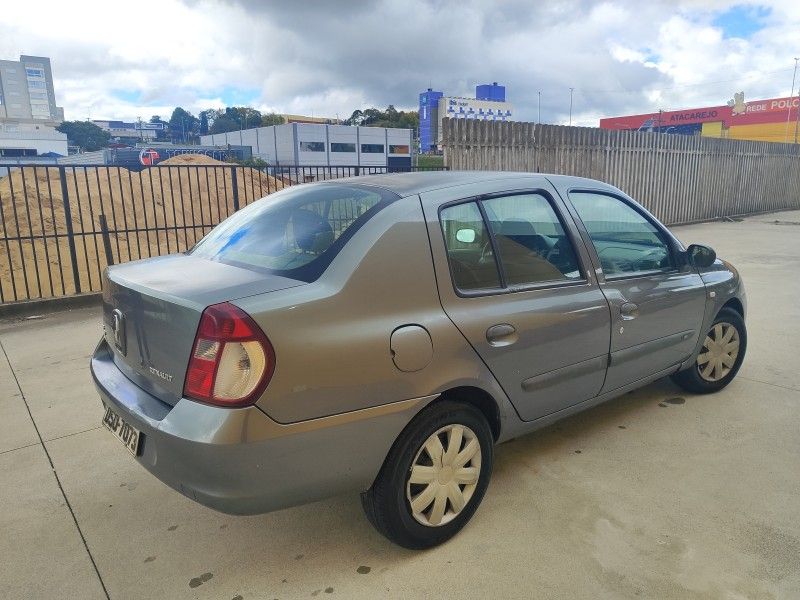 RENAULT CLIO 1.0 AUTHENTIQUE SEDAN 16V 2004/2005 HUBNER MULTIMARCAS FARROUPILHA / Carros no Vale
