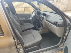 RENAULT CLIO 1.0 AUTHENTIQUE SEDAN 16V 2004/2005 HUBNER MULTIMARCAS FARROUPILHA / Carros no Vale