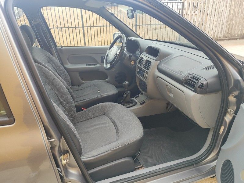 RENAULT CLIO 1.0 AUTHENTIQUE SEDAN 16V 2004/2005 HUBNER MULTIMARCAS FARROUPILHA / Carros no Vale