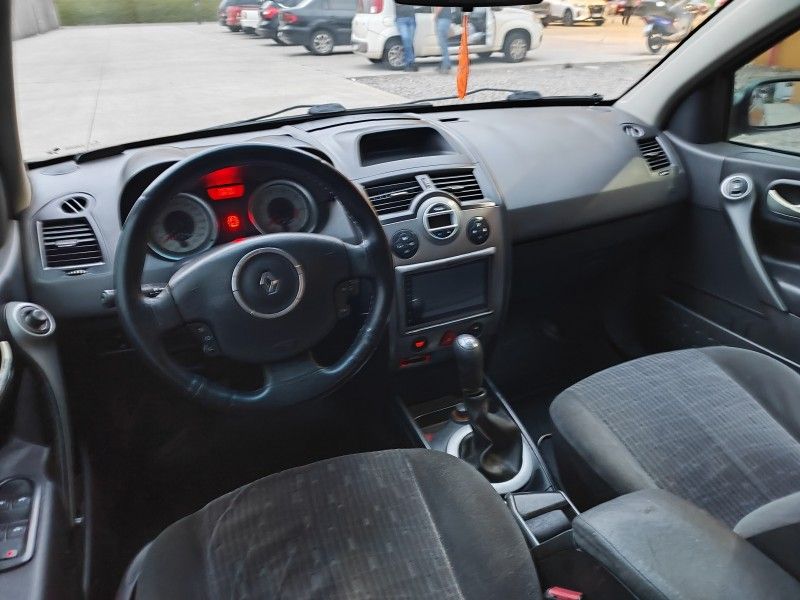 RENAULT MÉGANE 1.6 EXPRESSION 16V 2010/2011 HUBNER MULTIMARCAS FARROUPILHA / Carros no Vale