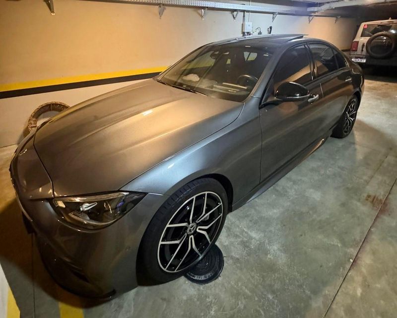 MERCEDES-BENZ C 300 2.0 EQ BOOST HÍBRIDO AMG LINE 9G-TRONIC 2024/2024 FÁBIO BERNARDES PORTO ALEGRE / Carros no Vale
