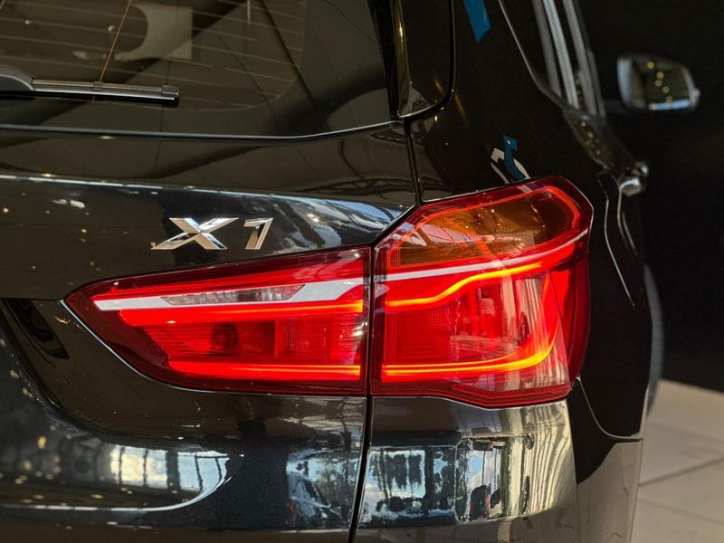 BMW X1 SDRIVE 20i X-Line 2.0 TB Active Flex 2017/2018 CONCEPT MOTORS PASSO FUNDO / Carros no Vale