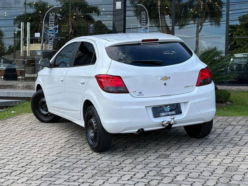 Chevrolet Onix HATCH LT 1.4 8V FlexPower 5p Mec. 2015/2016 CONCEPT MOTORS PASSO FUNDO / Carros no Vale