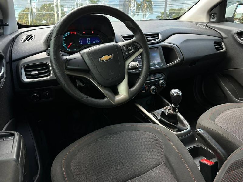 Chevrolet Onix HATCH LT 1.4 8V FlexPower 5p Mec. 2015/2016 CONCEPT MOTORS PASSO FUNDO / Carros no Vale