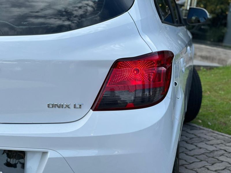 Chevrolet Onix HATCH LT 1.4 8V FlexPower 5p Mec. 2015/2016 CONCEPT MOTORS PASSO FUNDO / Carros no Vale