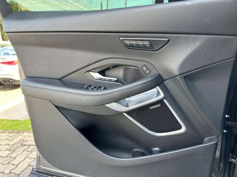 Jaguar E-Pace R-Dyn SE 2.0 AWD 250cv Aut/Flex. 2018/2018 CONCEPT MOTORS PASSO FUNDO / Carros no Vale