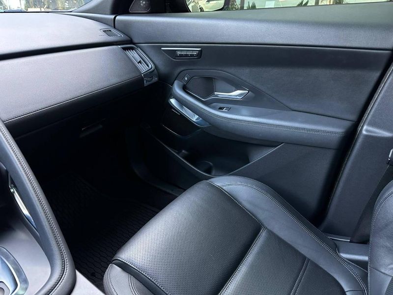 Jaguar E-Pace R-Dyn SE 2.0 AWD 250cv Aut/Flex. 2018/2018 CONCEPT MOTORS PASSO FUNDO / Carros no Vale