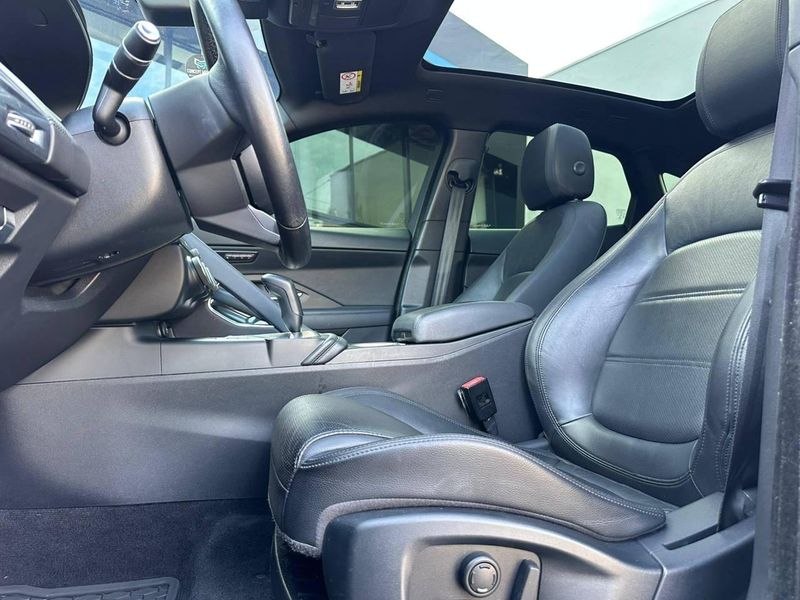 Jaguar E-Pace R-Dyn SE 2.0 AWD 250cv Aut/Flex. 2018/2018 CONCEPT MOTORS PASSO FUNDO / Carros no Vale