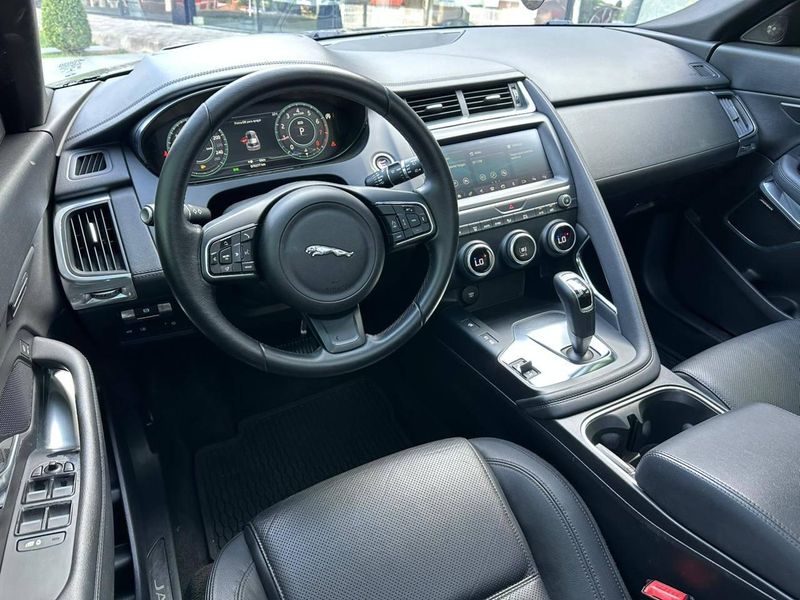 Jaguar E-Pace R-Dyn SE 2.0 AWD 250cv Aut/Flex. 2018/2018 CONCEPT MOTORS PASSO FUNDO / Carros no Vale