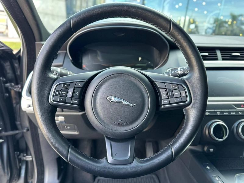 Jaguar E-Pace R-Dyn SE 2.0 AWD 250cv Aut/Flex. 2018/2018 CONCEPT MOTORS PASSO FUNDO / Carros no Vale