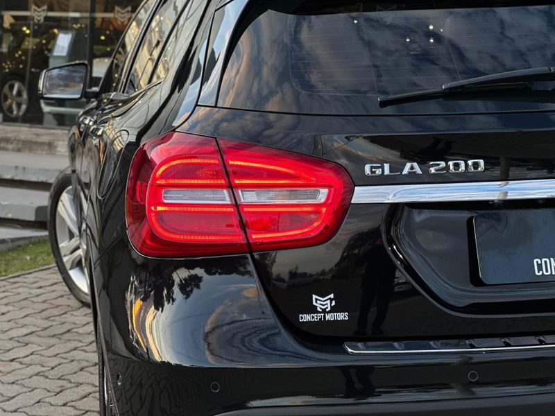 Mercedes-Benz Gla 200 Vision 1.6/1.6 TB 16V Flex Aut. 2014/2015 CONCEPT MOTORS PASSO FUNDO / Carros no Vale
