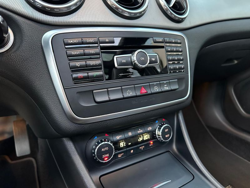 Mercedes-Benz Gla 200 Vision 1.6/1.6 TB 16V Flex Aut. 2014/2015 CONCEPT MOTORS PASSO FUNDO / Carros no Vale