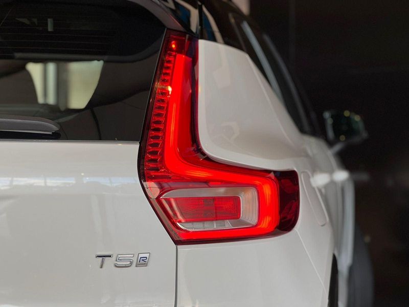 Volvo XC40 T-5 R-DESIGN 2.0 252cv AWD 2018/2019 CONCEPT MOTORS PASSO FUNDO / Carros no Vale