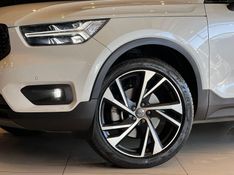 Volvo XC40 T-5 R-DESIGN 2.0 252cv AWD 2018/2019 CONCEPT MOTORS PASSO FUNDO / Carros no Vale