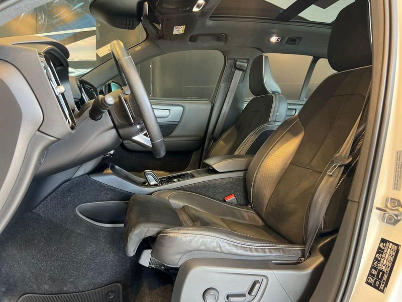 Volvo XC40 T-5 R-DESIGN 2.0 252cv AWD 2018/2019 CONCEPT MOTORS PASSO FUNDO / Carros no Vale