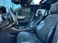 Volvo XC40 T-5 R-DESIGN 2.0 252cv AWD 2019/2020 CONCEPT MOTORS PASSO FUNDO / Carros no Vale