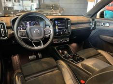 Volvo XC40 T-5 R-DESIGN 2.0 252cv AWD 2018/2019 CONCEPT MOTORS PASSO FUNDO / Carros no Vale