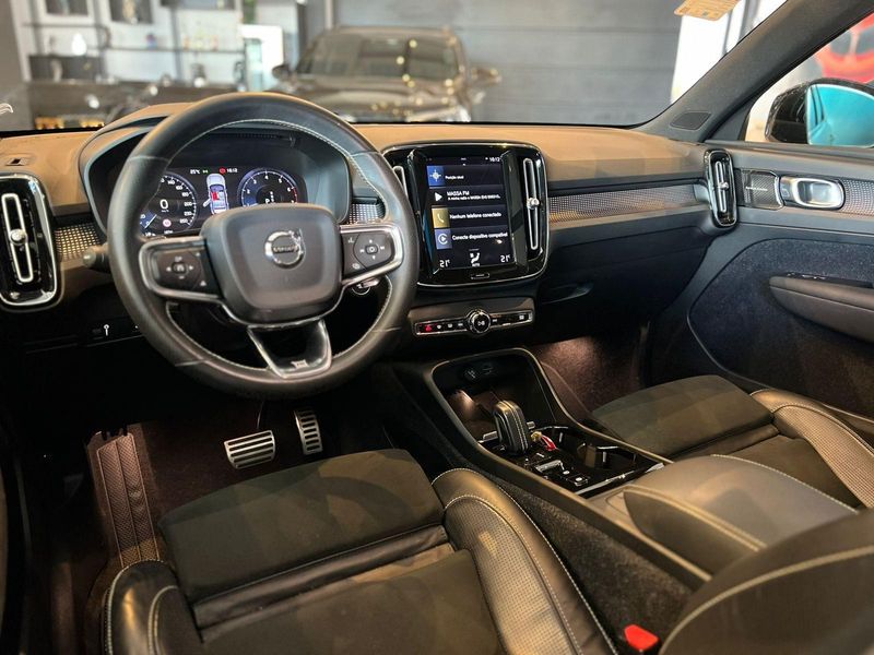Volvo XC40 T-5 R-DESIGN 2.0 252cv AWD 2018/2019 CONCEPT MOTORS PASSO FUNDO / Carros no Vale