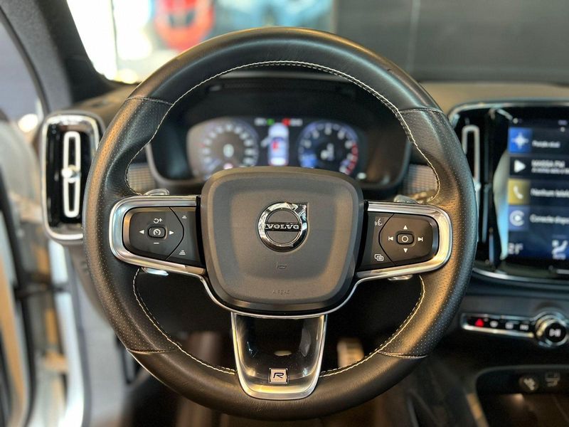 Volvo XC40 T-5 R-DESIGN 2.0 252cv AWD 2018/2019 CONCEPT MOTORS PASSO FUNDO / Carros no Vale