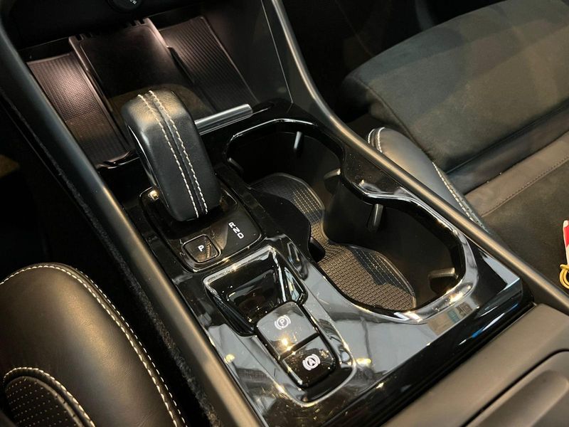 Volvo XC40 T-5 R-DESIGN 2.0 252cv AWD 2018/2019 CONCEPT MOTORS PASSO FUNDO / Carros no Vale