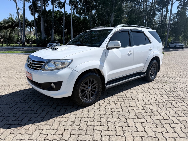 TOYOTA HILUX SW4 3.0 SRV 4X4 7 LUGARES 16V TURBO INTERCOOLER 2014/2014 ELY AUTOMÓVEIS LAJEADO / Carros no Vale
