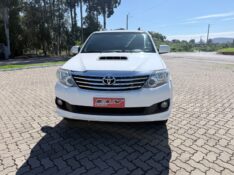 TOYOTA HILUX SW4 3.0 SRV 4X4 7 LUGARES 16V TURBO INTERCOOLER 2014/2014 ELY AUTOMÓVEIS LAJEADO / Carros no Vale