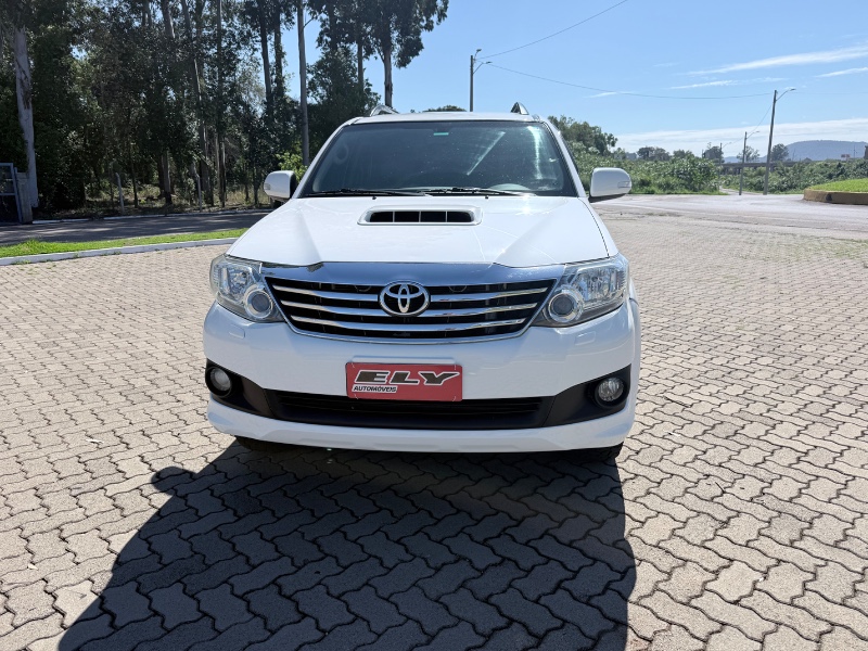 TOYOTA HILUX SW4 3.0 SRV 4X4 7 LUGARES 16V TURBO INTERCOOLER 2014/2014 ELY AUTOMÓVEIS LAJEADO / Carros no Vale
